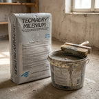 TECMADRY MILENIUM 25 кг - чувалът в мазе до кофа с разтвор и широка блок-четка