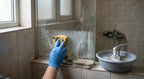 TECMA LIMESTONE - почистване на варовик от стъклото на душ кабина с гъба, до легена с разтвора